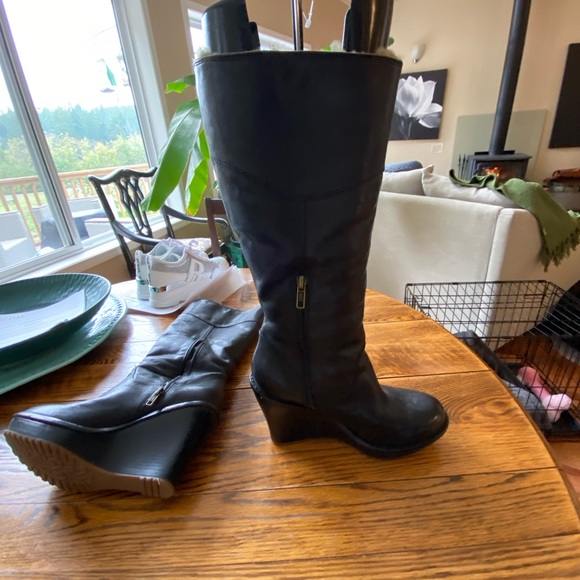 UGG Fur lined soft leather boots. - Picture 3 of 4